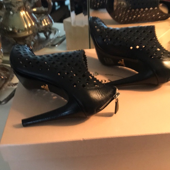 BEAUTIFUL PRADA CUT OUT BOOTIES. - Picture 5 of 8